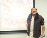 　目力強く撮影に応じた秋山竜次