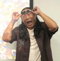 　目力強く撮影に応じた秋山竜次