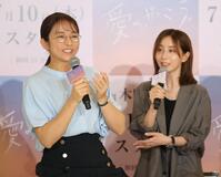 　演じる役柄をものまねしながら田中みな実（右）を参考にしたと話す木村文乃（撮影・西岡正）