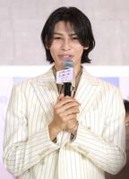 　会見であいさつするラウール