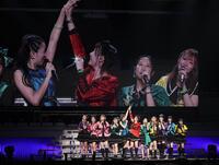 　手を合わせるモーニング娘。’２５の牧野真莉愛（中央左）と生田衣梨奈（撮影・佐々木彰尚）