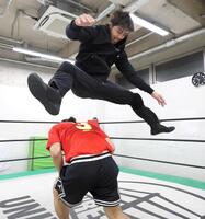 　リープフロッグの練習をする武知海青