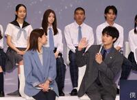 　生徒役の出演者と撮影を振り返る（前列左から）堀田真由、磯村勇斗（撮影・石井剣太郎）