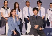 　生徒役の出演者と撮影を振り返る（前列左から）堀田真由、磯村勇斗（撮影・石井剣太郎）