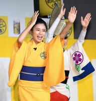 　阿波踊りを披露する小島瑠璃子＝２０２０年７月