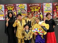 　会見に出席した東ちづる（右から３番目）