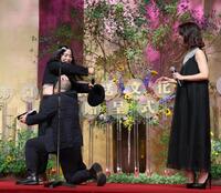 　白石和彌監督を襲撃するゆりやんレトリィバァ（撮影・佐々木彰尚）