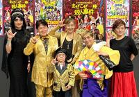 　笑顔を見せる東ちづる（中央）ら