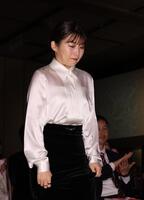 　涙を流しながら登壇する伊藤沙莉（撮影・佐々木彰尚）