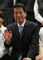 　高校生とともに写真に応じる杉良太郎