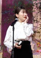 　涙を流しあいさつをする伊藤沙莉（撮影・佐々木彰尚）