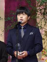 　脚本賞を受賞したバカリズム（撮影・佐々木彰尚）