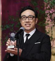 　あいさつをする角田晃広（撮影・佐々木彰尚）