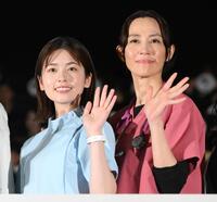 　フォトセッションで手を振る小芝風花（左）と木村佳乃（撮影・堀内翔）