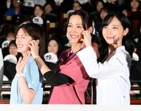 　フォトセッションでポーズを決める（左から）小芝風花、木村佳乃、ファーストサマーウイカ（撮影・堀内翔）