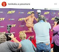 　海外のメディアに囲まれる、とにかく明るい安村。インスタグラム＠ｔｏｎｉｋａｋｕ．ａ．ｙａｓｕｍｕｒａより
