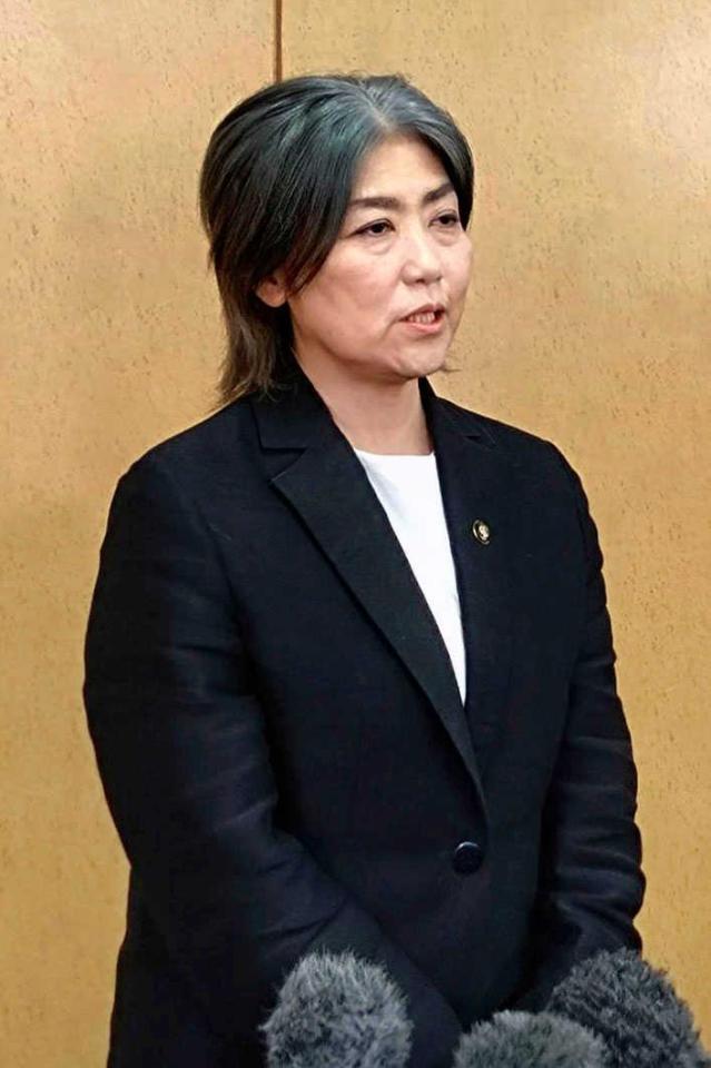 　記者団の取材に応じる静岡県伊東市の田久保真紀市長