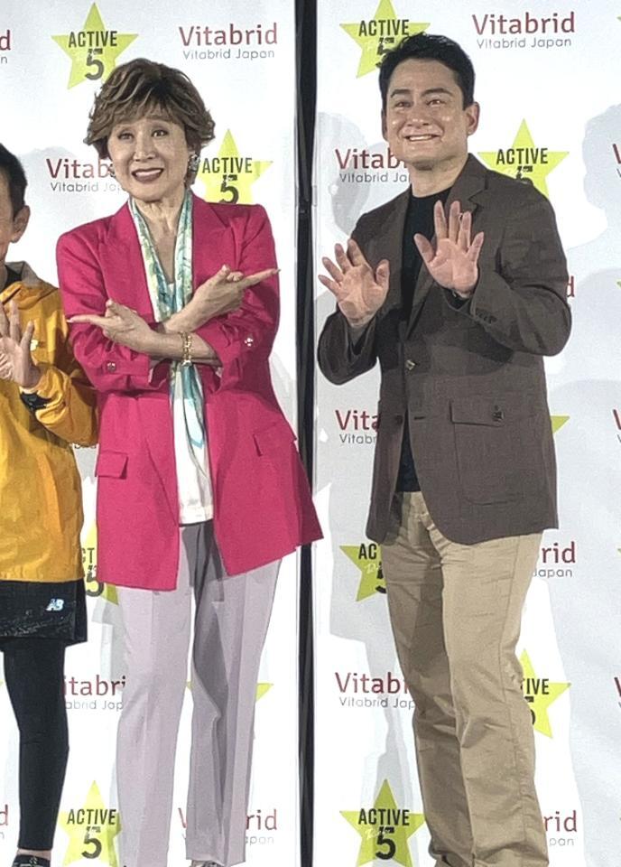 　発表会に出席した（左から）小林幸子、野口健氏