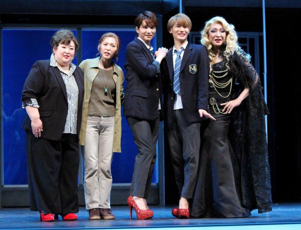 　公開通し稽古に登場した（左から）かなで、安蘭けい、三浦宏規、高橋颯、石川禅