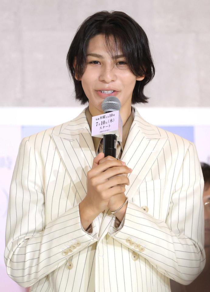 　会見であいさつするラウール