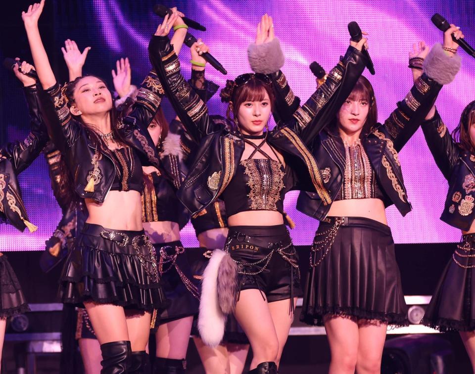 　ファンを魅了するモーニング娘。’２５の生田衣梨奈（中央）＝撮影・佐々木彰尚
