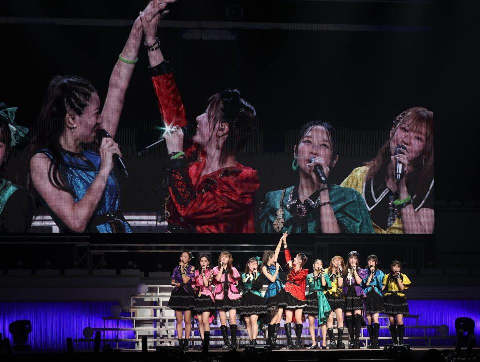 　手を合わせるモーニング娘。’２５の牧野真莉愛（中央左）と生田衣梨奈（撮影・佐々木彰尚）