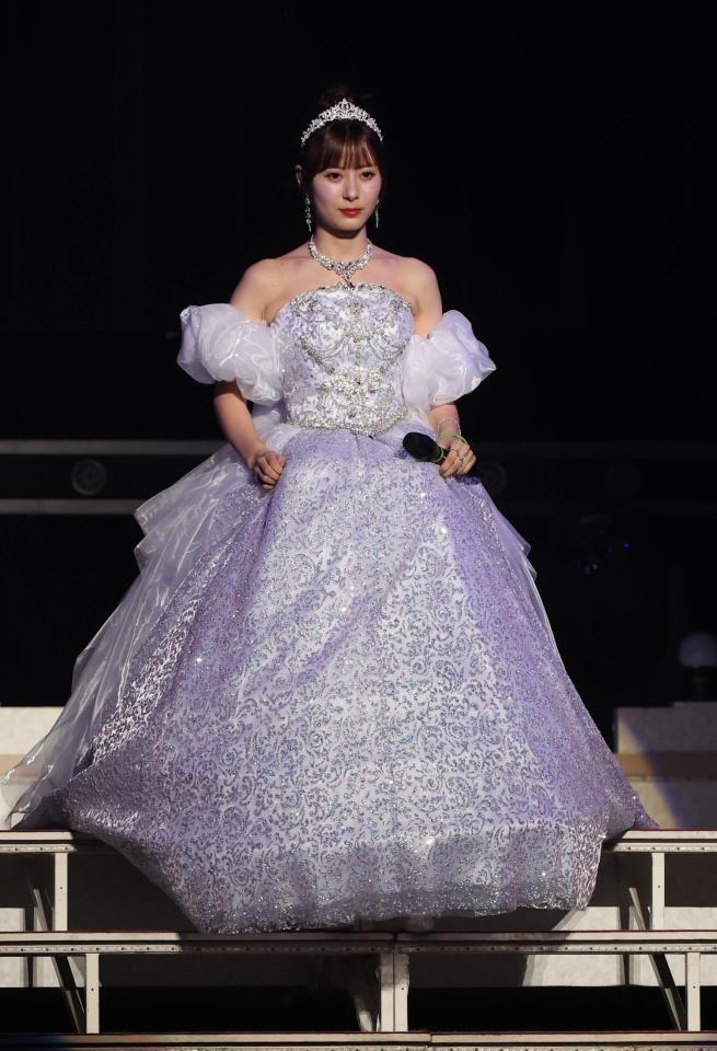 　ドレス姿で登場したモーニング娘。’２５の生田衣梨奈（撮影・佐々木彰尚）