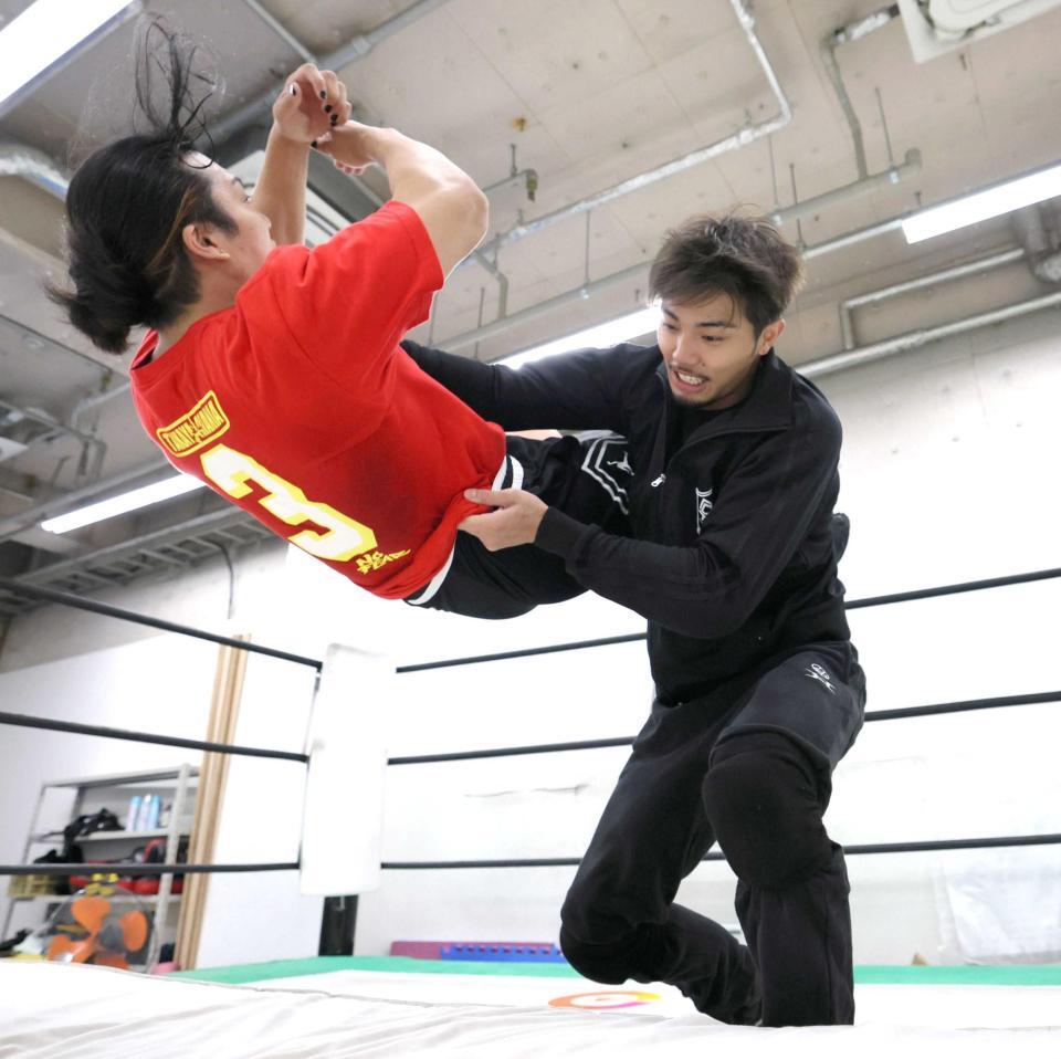 　チョークスラムの練習をする武知海青