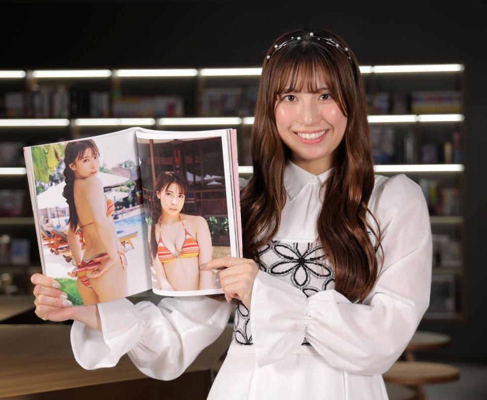 　お気に入りの写真を披露する荒井優希（撮影・西岡正）