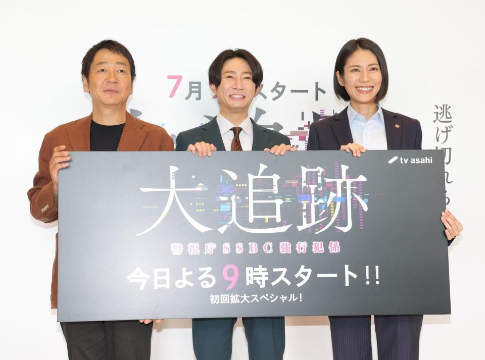 　笑顔で並ぶ（左から）大森南朋、相葉雅紀、松下奈緒（撮影・西岡正）