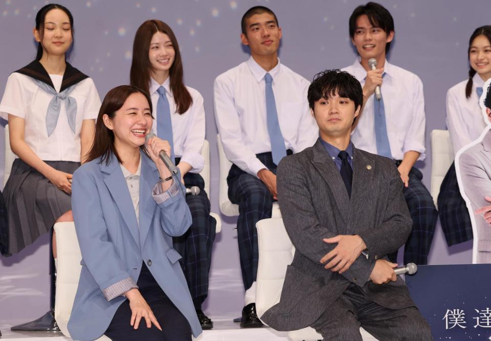 　生徒役の出演者と撮影を振り返る（前列左から）堀田真由、磯村勇斗（撮影・石井剣太郎）