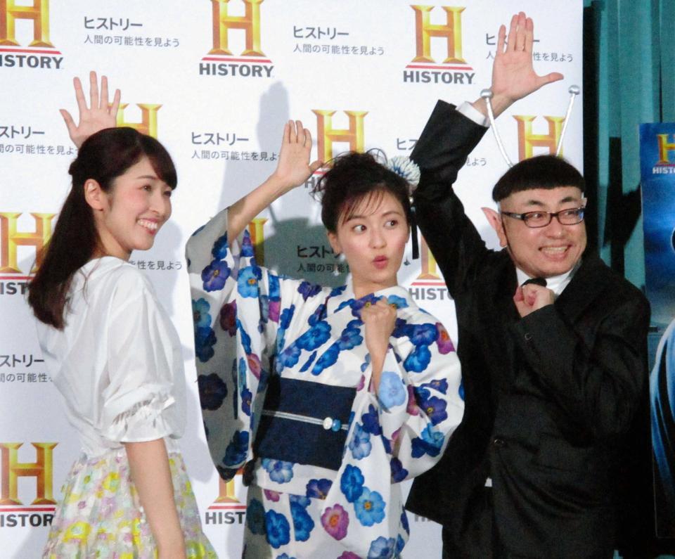 　試写会で〝ＵＦＯ〟のポーズをとる（左から）山下耀子、小島瑠璃子、イジリー岡田＝２０１９年７月