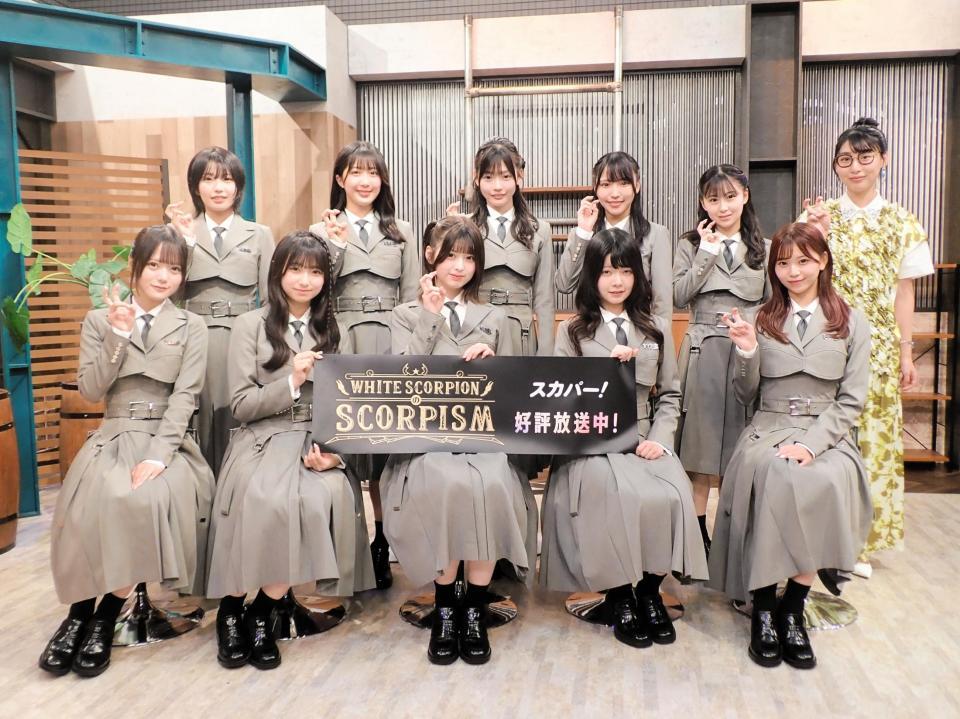 　「ＷＨＩＴＥ　ＳＣＯＲＰＩＯＮのＳＣＯＲＰＩＳＭ」の収録に臨んだＷＨＩＴＥ　ＳＣＯＲＰＩＯＮとハシヤスメ・アツコ（後列右端）