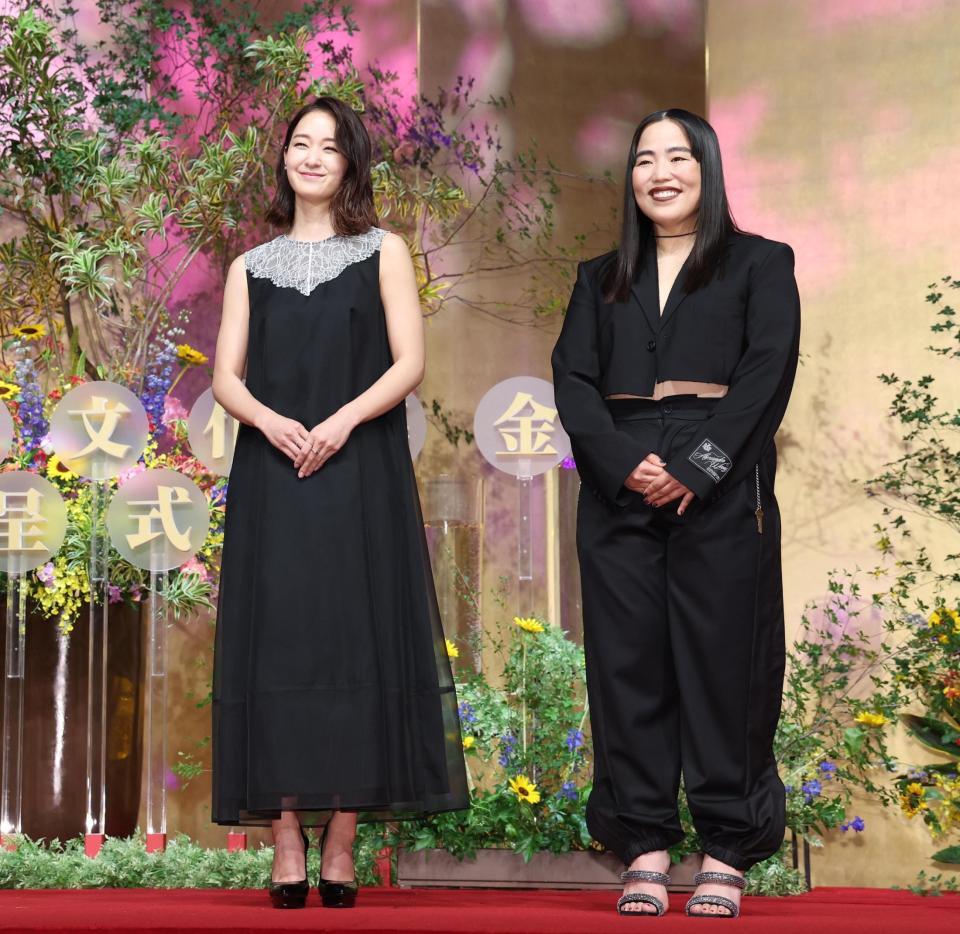 　贈呈式に出席した剛力彩芽（左）とゆりやんレトリィバァ（撮影・佐々木彰尚）