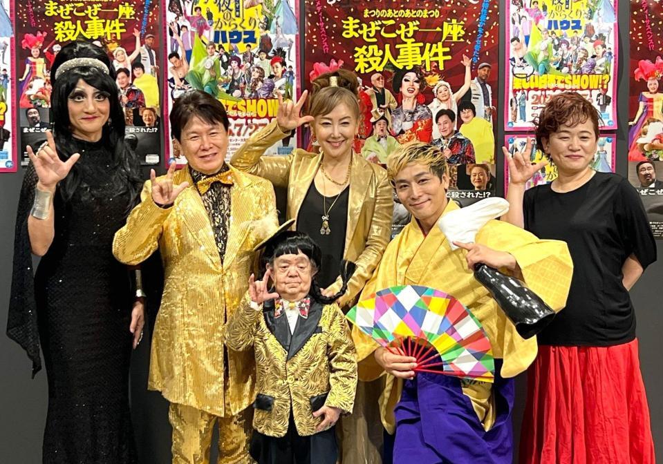 　笑顔を見せる東ちづる（中央）ら