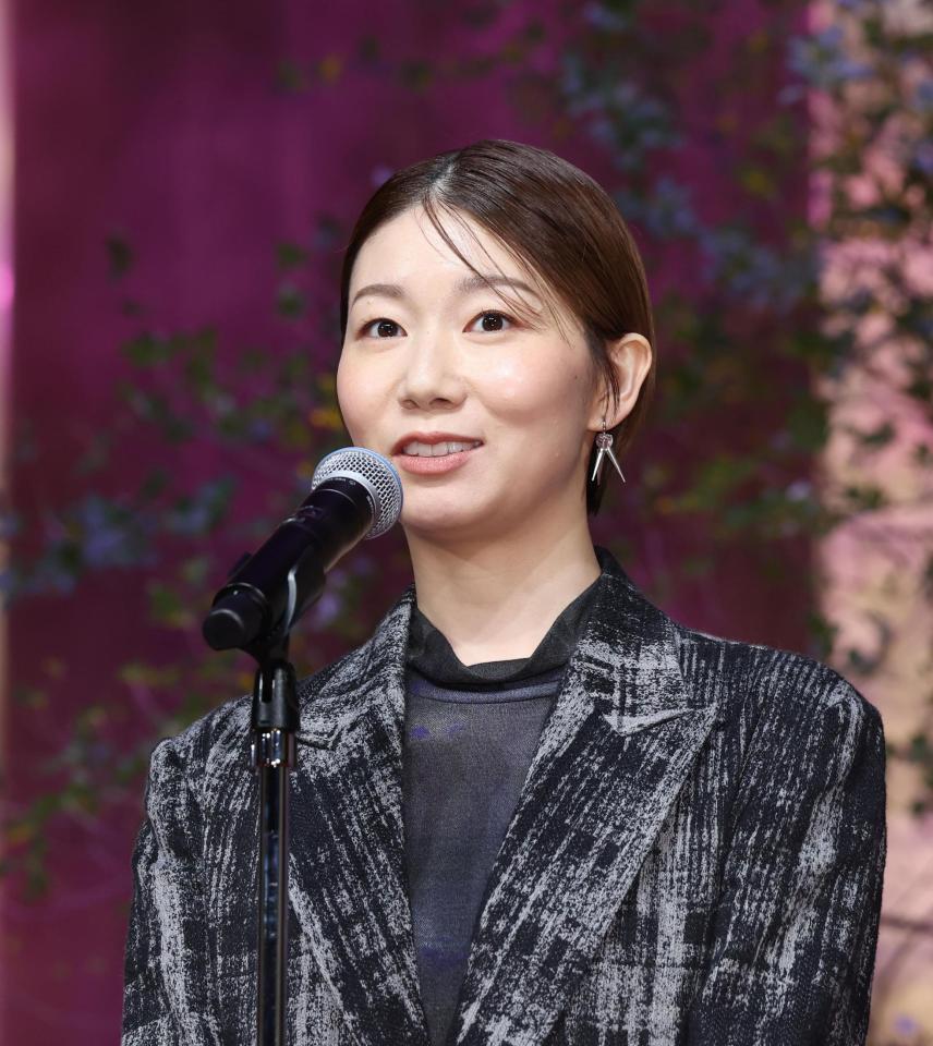 　あいさつをする土居志央梨（撮影・佐々木彰尚）