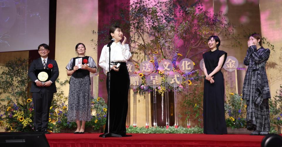 　感極まる伊藤沙莉（中央）＝撮影・佐々木彰尚