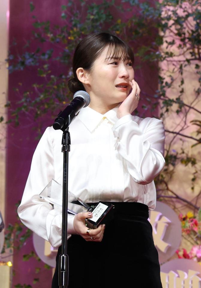 　涙を流しあいさつをする伊藤沙莉（撮影・佐々木彰尚）