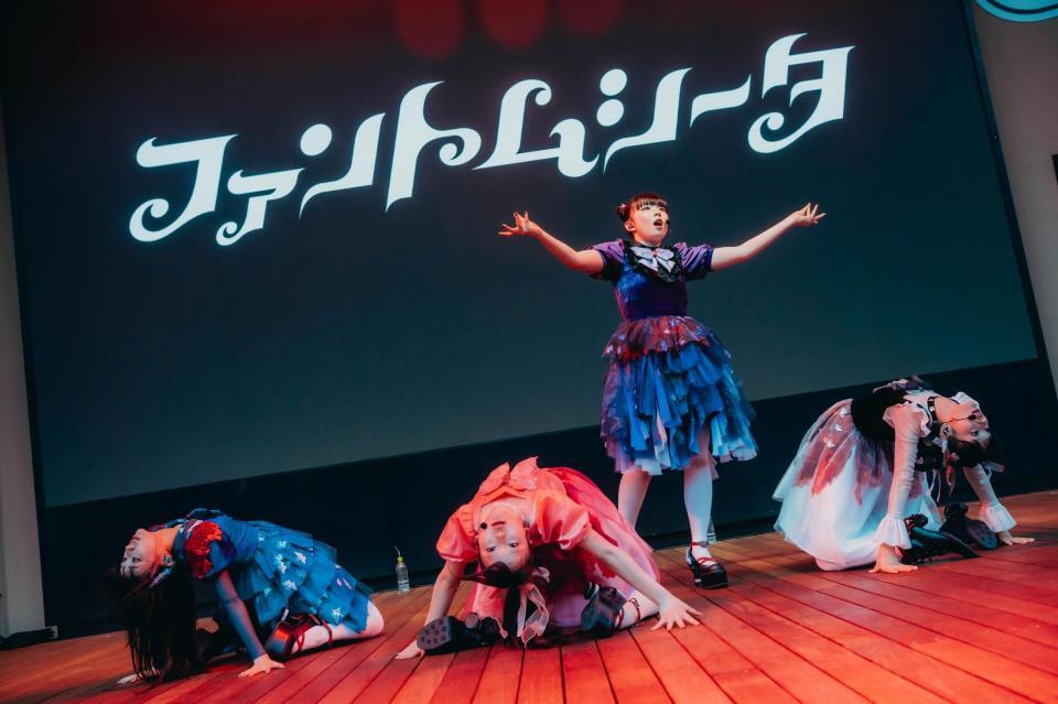 　パフォーマンスを行うファントムシータ（提供・オカベメイ）