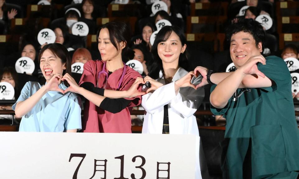 　フォトセッションでポーズを決める（左から）小芝風花、木村佳乃、ファーストサマーウイカ、岡崎体育（撮影・堀内翔）