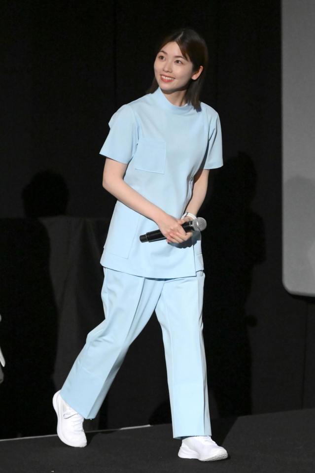 　登壇する小芝風花（撮影・堀内翔）