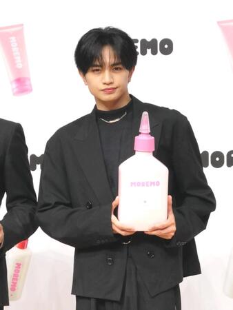 　ポーズをとる中島健人