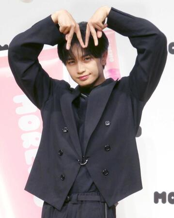 　ポーズを決めて写真に応じる中島健人