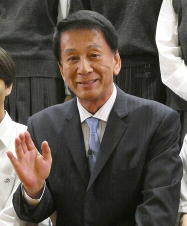 　高校生とともに写真に応じる杉良太郎