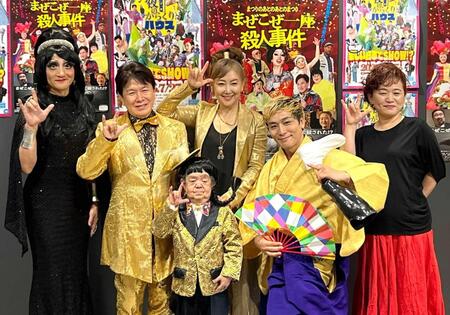 　笑顔を見せる東ちづる（中央）ら