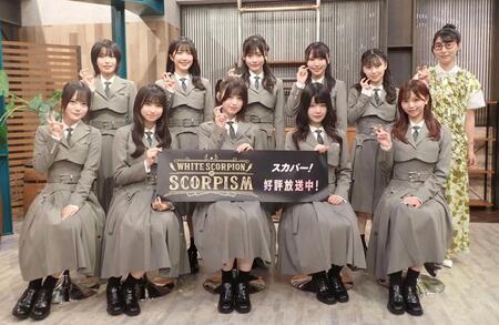 　収録に臨むＷＨＩＴＥ　ＳＣＯＲＰＩＯＮとハシヤスメ・アツコ（後列右端）