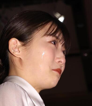 　涙を流し登壇する伊藤沙莉（撮影・佐々木彰尚）