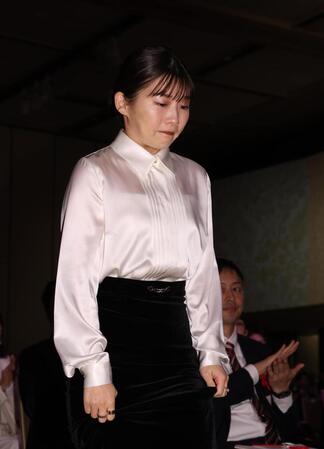 　涙を流しながら登壇する伊藤沙莉（撮影・佐々木彰尚）