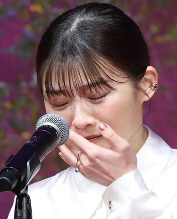 　涙を流す伊藤沙莉（撮影・佐々木彰尚）