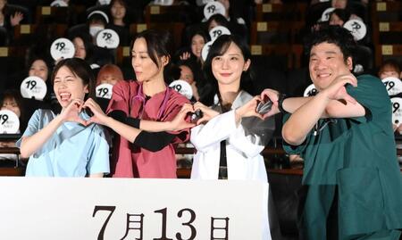 　フォトセッションでポーズを決める（左から）小芝風花、木村佳乃、ファーストサマーウイカ、岡崎体育（撮影・堀内翔）